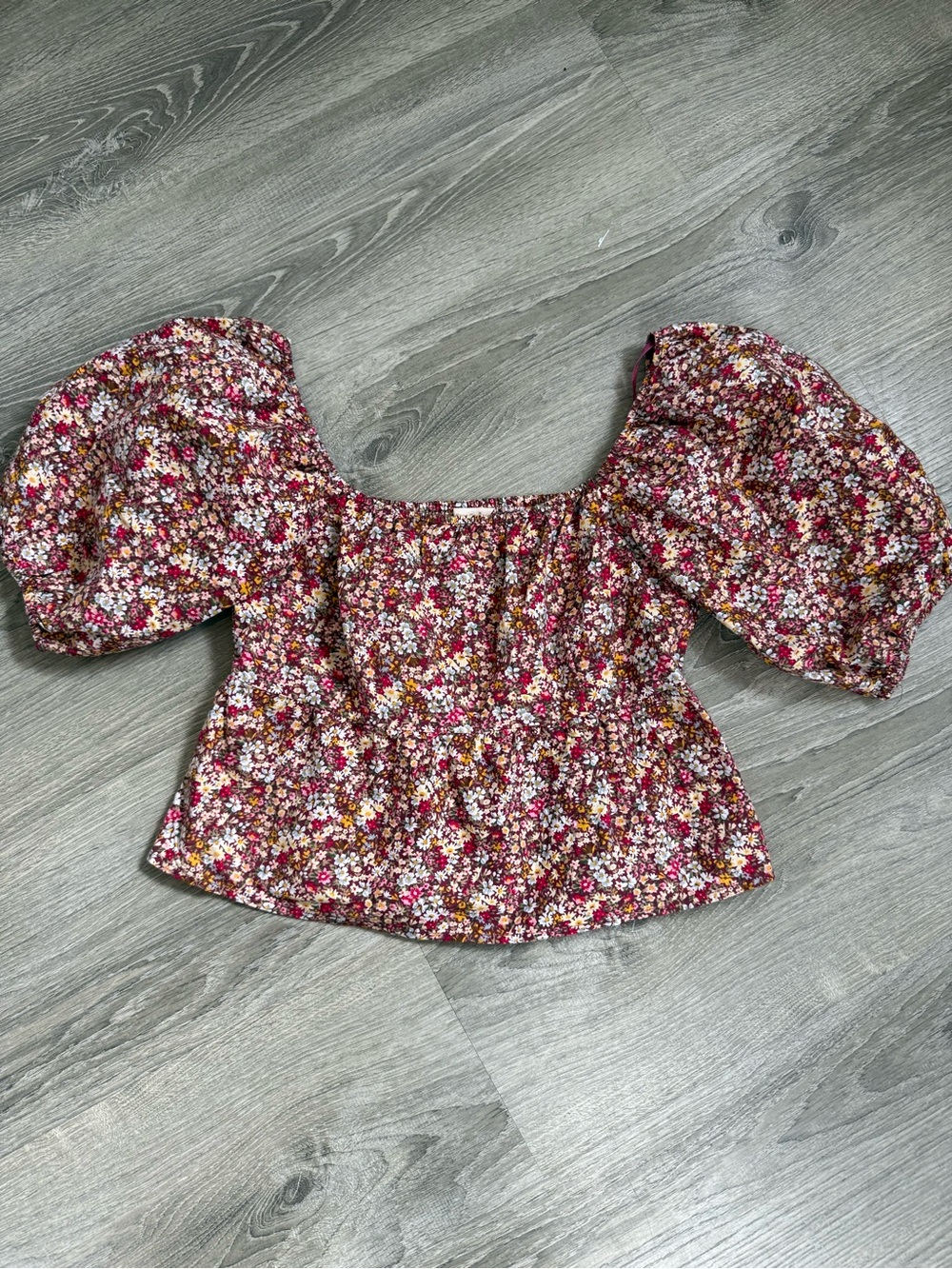 Floral Peasant top Puff-Sleeve Square Neck Crop Top in Burgundy